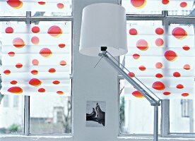 Scheibengardinen aus transparentem Geschenkpapier, mit Punkten, Lampe
