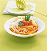 Spaghetti pasta with carrot and tomatoes in bowl