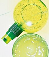 Gel, Haargel, in Sprühflasche + Topf grün, gelb, Studio, Freisteller