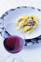 Pappardelle mit Hirschragout, Glas Rotwein