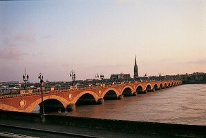 Pont de Pierre. Historische Brücke über die Garonne.