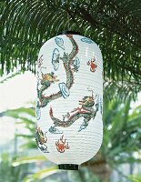 Chinesischer Lampion hängt im Garten 