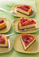 Erdbeer - Rhabarber - Cheesecake auf Tellern angerichtet