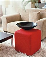 Schwarze Schale auf einem roten Würfel - Tisch, Sessel, Wohnzimmer