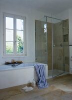 Badezimmer, Bad und Dusche, Duschabtrennung aus Glas