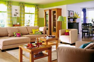 Wohnzi. in Grün und Weiß: Sofa grau, Tische + Vitrinen aus hellem Holz