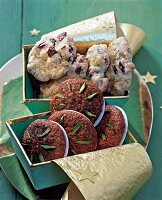 Cranberry cookies and gingerbread in golden bowl