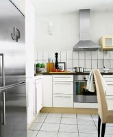Küche mit klaren Linien, in grau und weiss, weiß