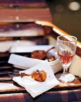 Picknick am See auf Boot, knusprige Hähnchenkeulen + Rotwein