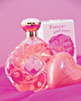 Verschiedene Parfums und Seifen in rosé - Tönen zum Thema Liebe