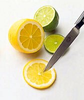 Zitronenscheiben und eine Limettenscheibe