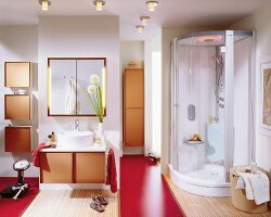 Puristisches Badezimmer mit Dusche und Waschtisch