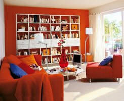 Wohnzimmer mit Wandregal und Polster - Moebel in Rot