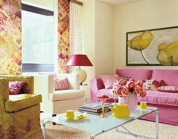 Wohnzimmer mit rosa Sofa 