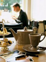 braune Kaffeetassse auf einem Tisch in einem Café