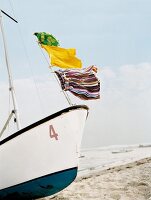 Shorts an einer Leine wehen im Wind auf einem Segelboot am Strand