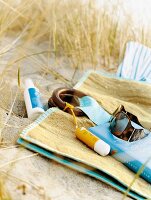 Utensilien für den Strand, Buch, Sonnenbrille, Lippenpflege, close up