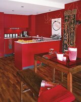Küche in Rot mit Tresen, asiatisch eingerichtet, dunkles Holz, Parkett
