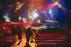 Cirque du Soleil Manege und Zuschauer im farbigen Licht