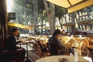 Das Straßencafe "Cours Mirabeau" in Aix-en-Provence mit Sommergästen