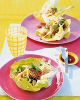 Thai-Salatröllchen mit Glasnudeln und Gemüse