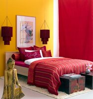 gelb-rotes Schlafzimmer, aisatisch Buddhastatue, roter Vorhang