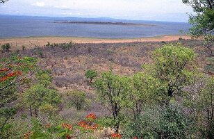 Blick auf den Kariba-Stausee in Simbabwe