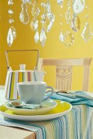 gedeckter Tisch mit föhlichen Farben 