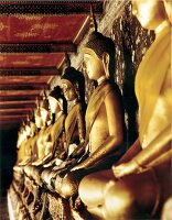 Urnengrab mit Buddha-Statuen in Thailand