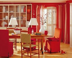 Esszimmer in orange und Rottönen Holztisch, Stühle, Husse