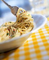 Ein Teller mit Spaghetti,werden auf eine Gabel gedreht, close up.