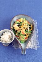 Wirsinggemüse mit Tofu, Sprossen, Chili & Erdnüssen (Asien)
