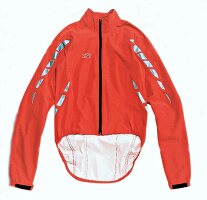 Eine orangene Windjacke mit Reflektorstreifen an den Ärmeln