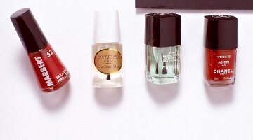 Verschiedene Nagelpflegeprodukte, Nagellackfarben