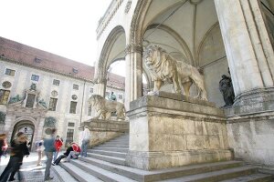 Feldherrnhalle in München Muenchen Merian