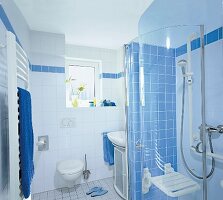 Badezimmer mit blauen und weißen Fliesen