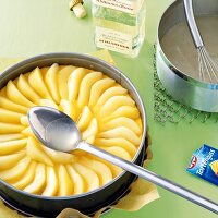 Zubereitung einer Birnen-Cremetorte mit Crème fraiche + Marzipan, Step 4