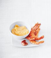 Scharfe Aioli ohne Ei, mit Garnelen auf dem Tellerrand