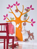 Kinderzimmerwand mit aufgemaltem Baum, verschiedene Motive