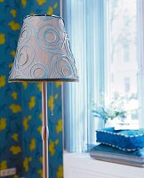 elegante Lampe, Lampenschirm mit blauem Muster, Kreise