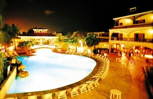 Hotel mit Pool beleuchtet bei Nacht am Strand von Varadero