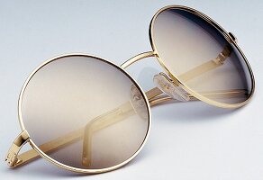 Freisteller: Goldverspiegelte JohnLennon-Brille, Nickelbrille