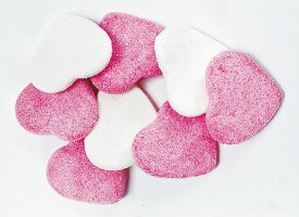 Bonbons: Herzchen in Rosa und Weiß, Haufen, Freisteller