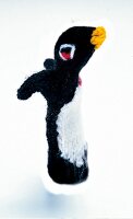 Fingerpuppe Pinguin gestrickt in Schwarz-Weiß