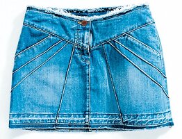 Freisteller: Blauer Jeansminirock mit Taschen und Ziernähten