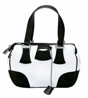 Schwarz-weiße Handtasche von Giorgio Armani.
