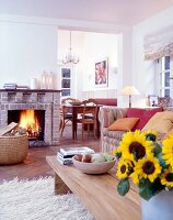 Wohnzimmer mit Kamin, Wände weiß, Holzmöbel, winterlich