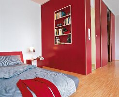 Schlafzimmer mit roten Wänden als Schiebetür
