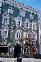 Passau: Fassade eines alten Hauses mit Stuckarbeiten.