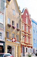 Passau: Blick auf 2 braune Häuser am Marktplatz.